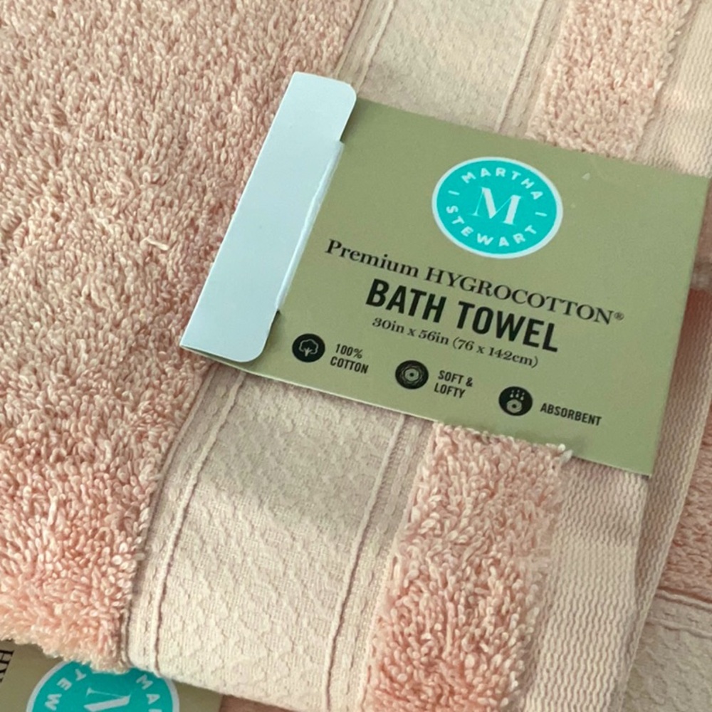 🍑 Martha Stewart set of 2 hygrocotton bath towels. Color is Peachy Keen.